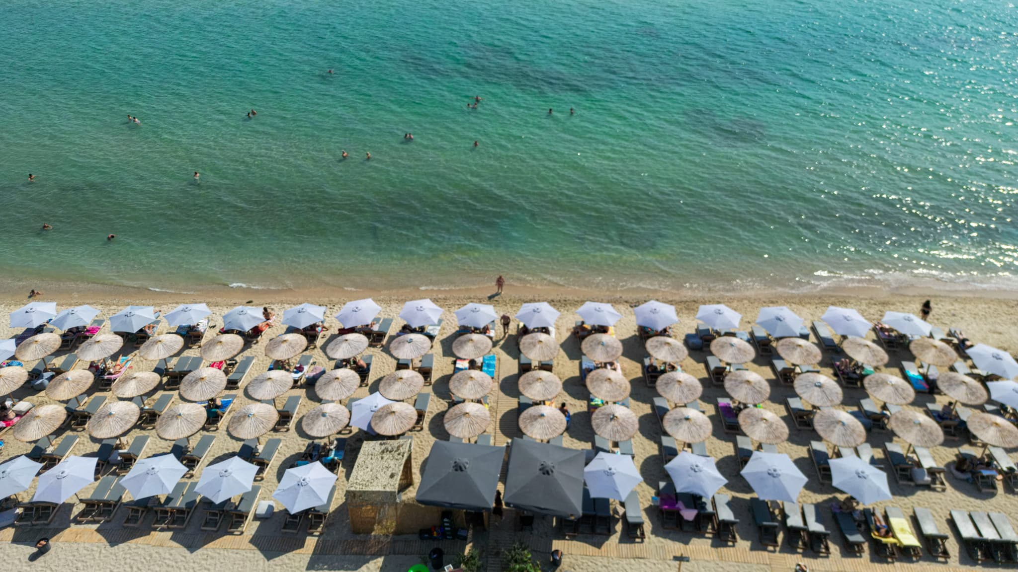 Moins de souvenirs et moins de restaurants: 62% des Français comptent  partir en vacances cet été mais avec un budget moyen en nette baisse, à  1.748 euros (au plus bas depuis 2022)