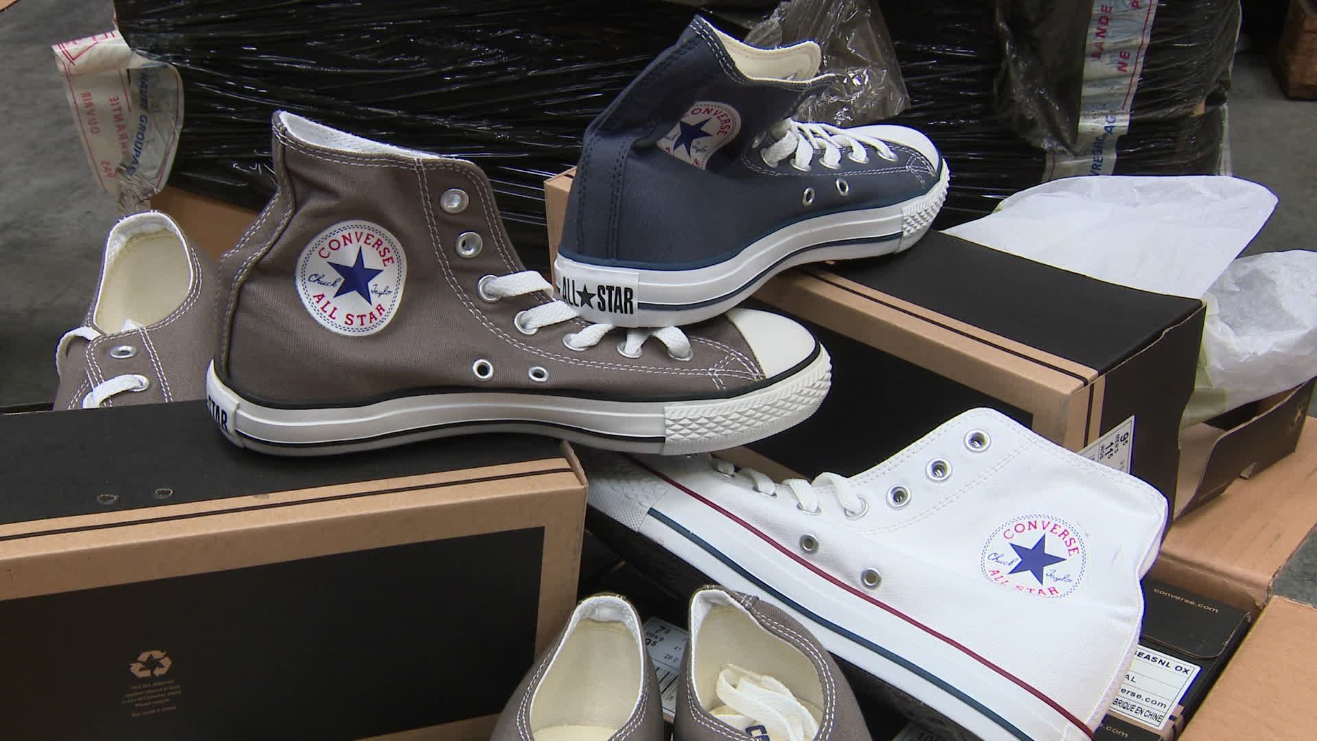 EN IMAGES. La douane du Havre détruit plus de 37 000 paires de fausses  Converse saisies... il y a plus de 10 ans