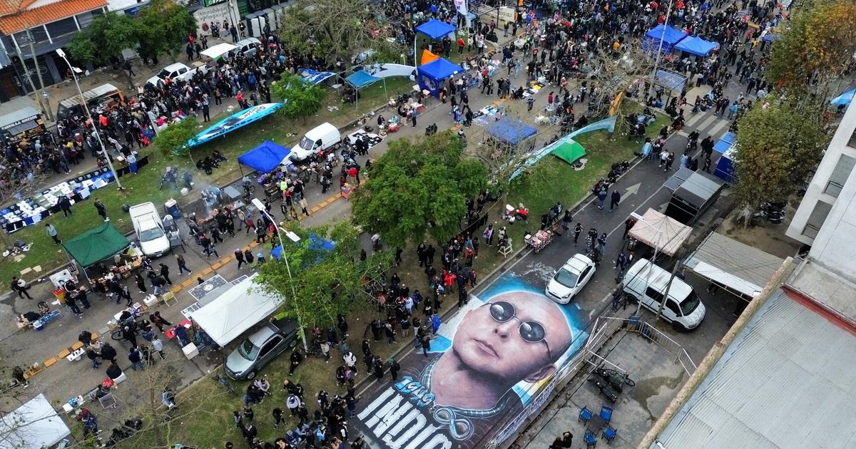 Sept kilomètres de fans, banderoles... À Buenos Aires, des adieux monstres  au rockeur « Indio » Solari