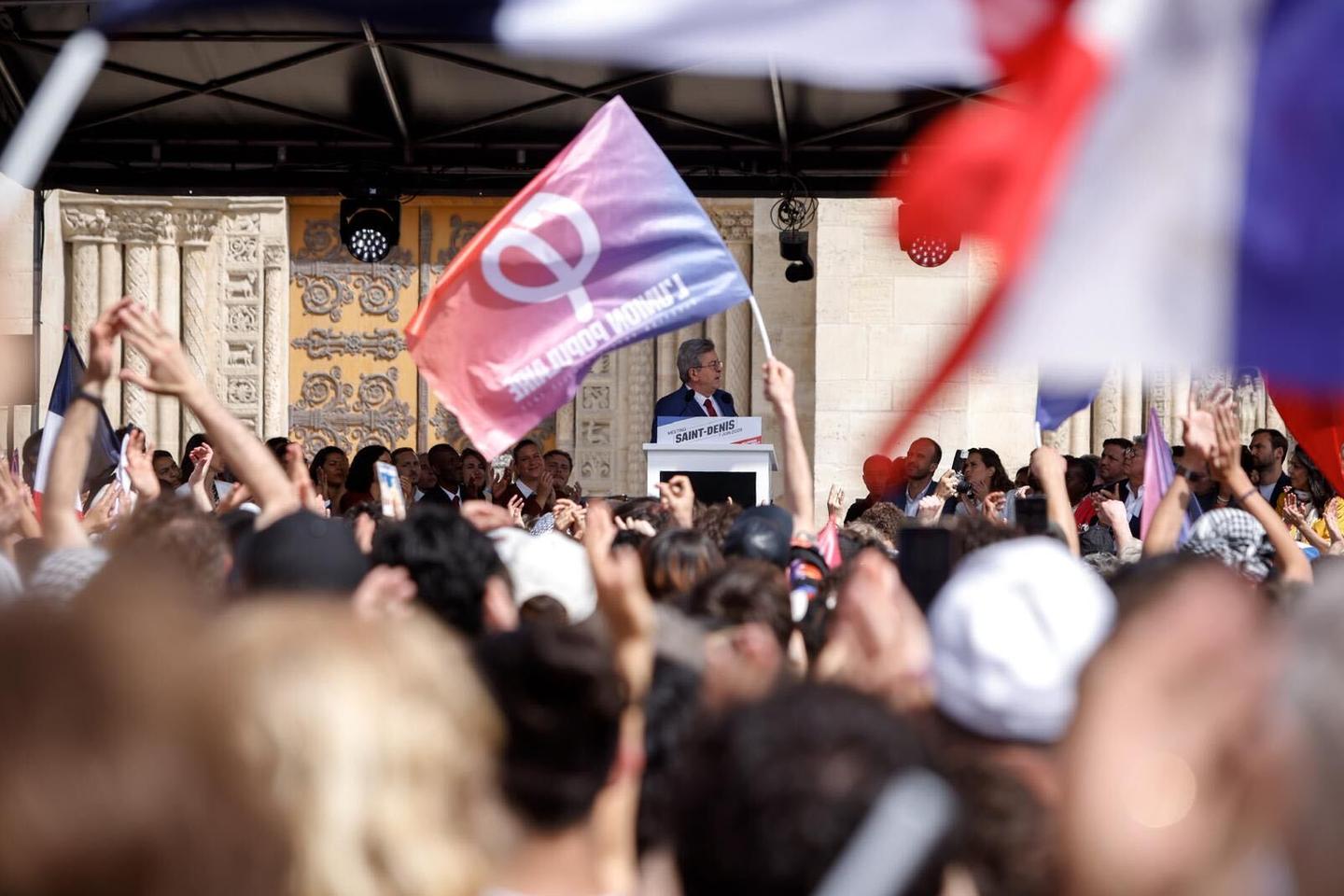 Jean-Luc Mélenchon accuse le RN de promouvoir un « suprémacisme » et  fustige les « obsédés de la race », lors de son premier meeting de campagne