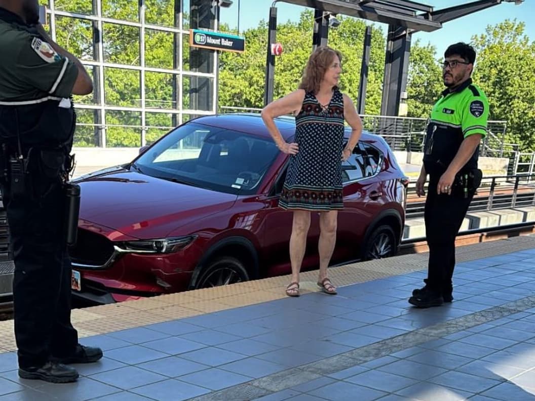Une conductrice s'est retrouvée coincée sur les rails d'une station aérienne  de métro avec son SUV, elle aurait simplement suivi les indications de son  GPS