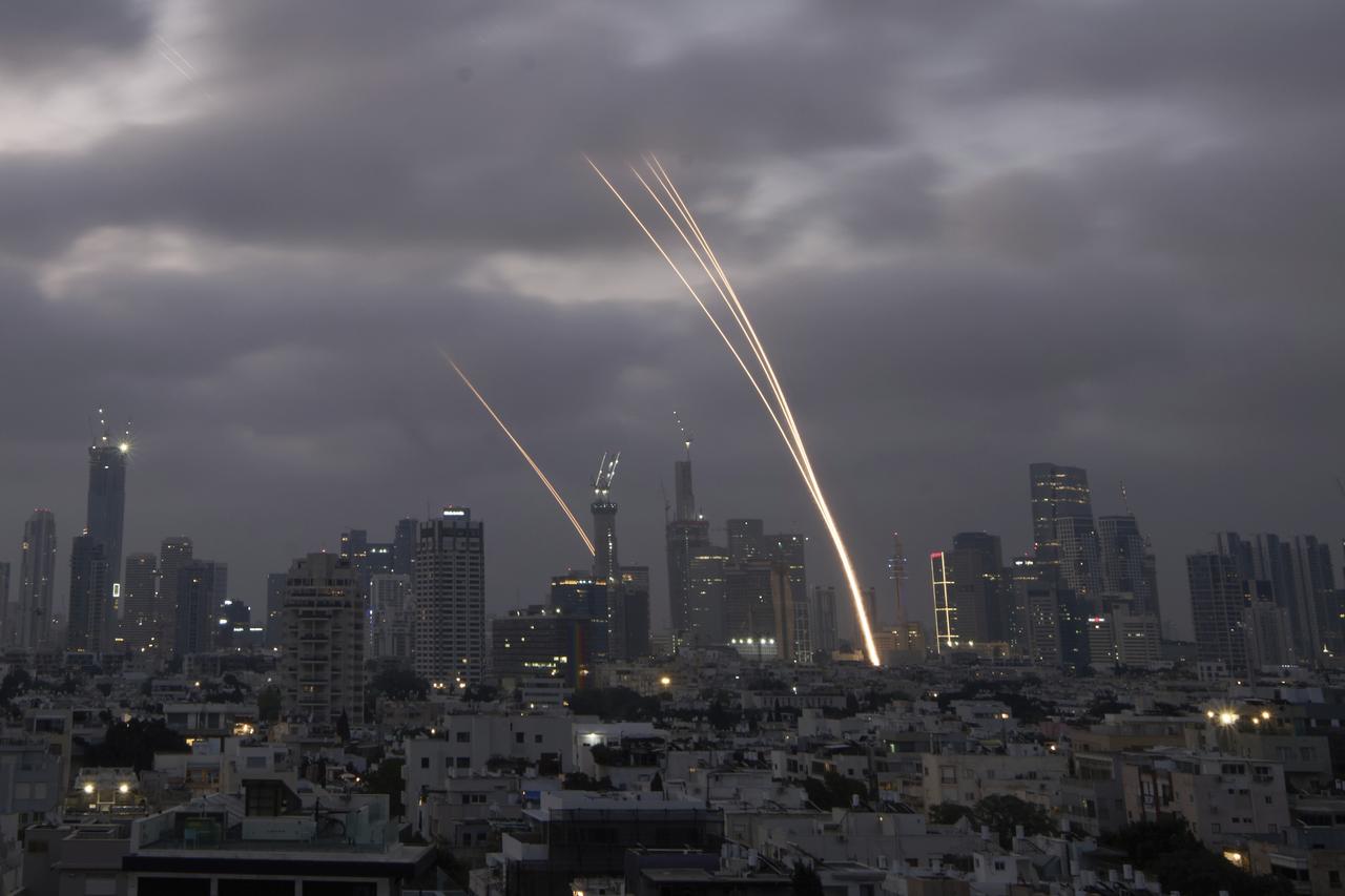 La tension entre Israël et l'Iran reste vive, avec des frappes faisant des  morts des deux côtés | RTS