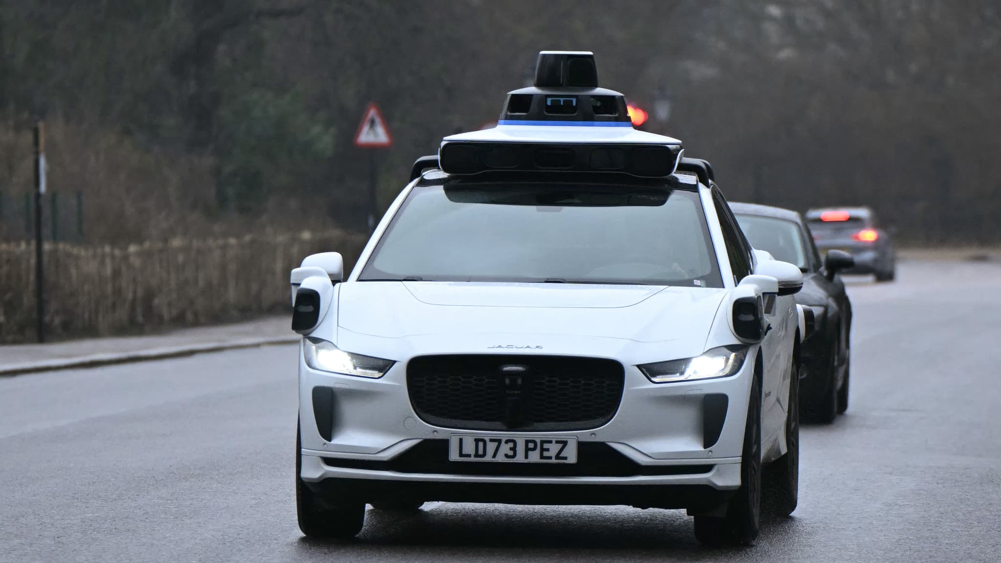 Il vole des shorts de yoga, prend un robotaxi Waymo à l'aller et au retour,  et malgré les caméras omniprésentes, cinq mois plus tard, il court toujours
