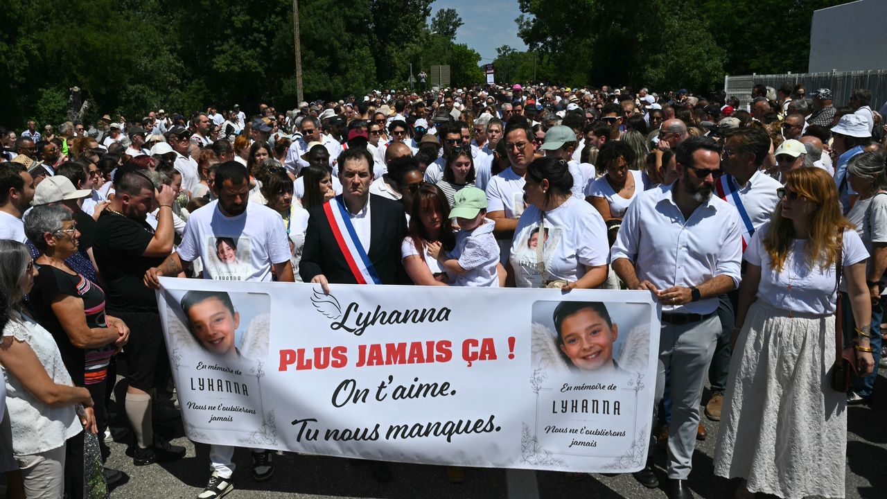 Mort de Lyhanna : des milliers de personnes rassemblées à Fleurance pour  rendre hommage à la fillette | TF1 Info