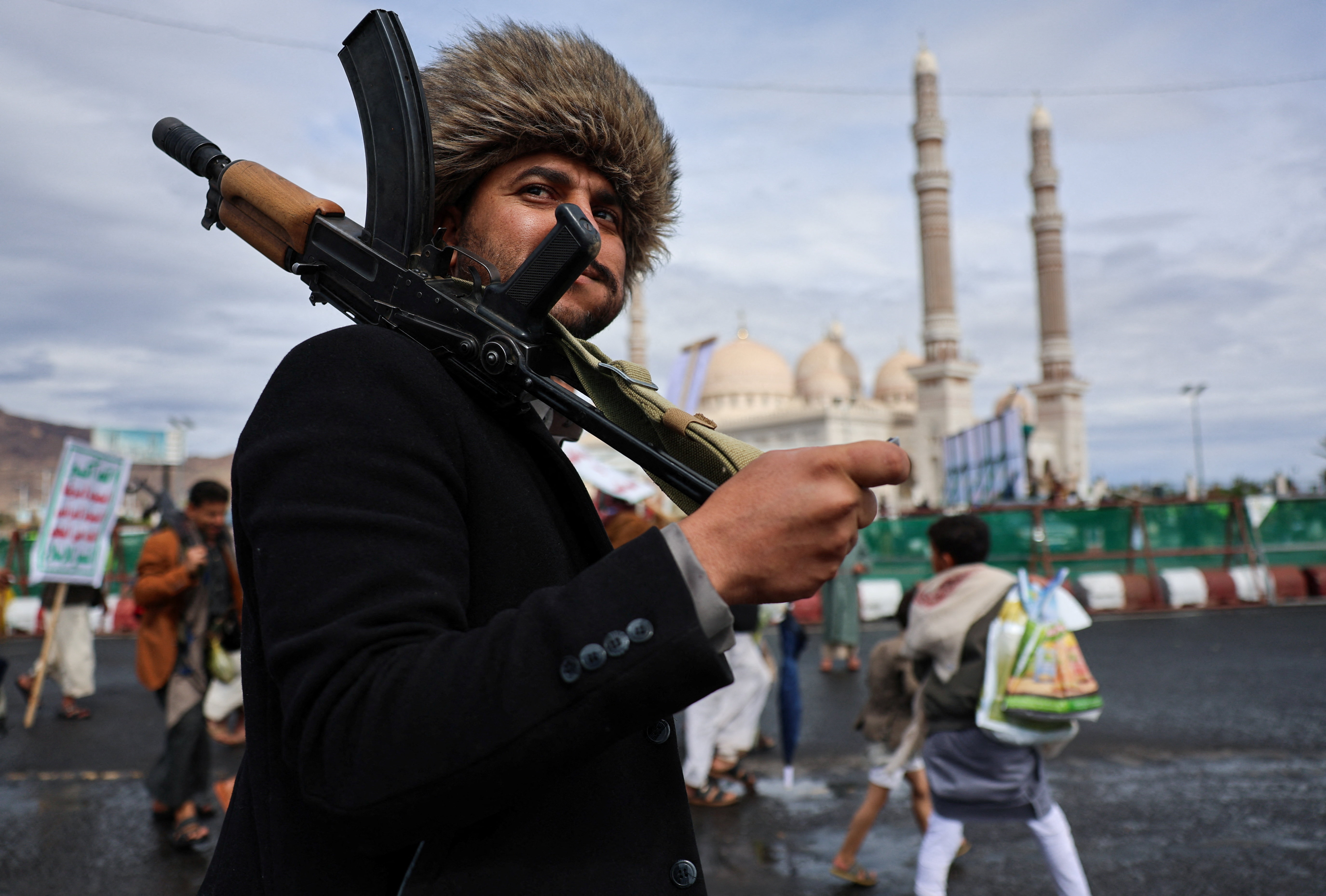 Guerre en Iran : les Houthis ouvrent le feu sur Israël, provoquant leur  entrée en guerre – L'Express