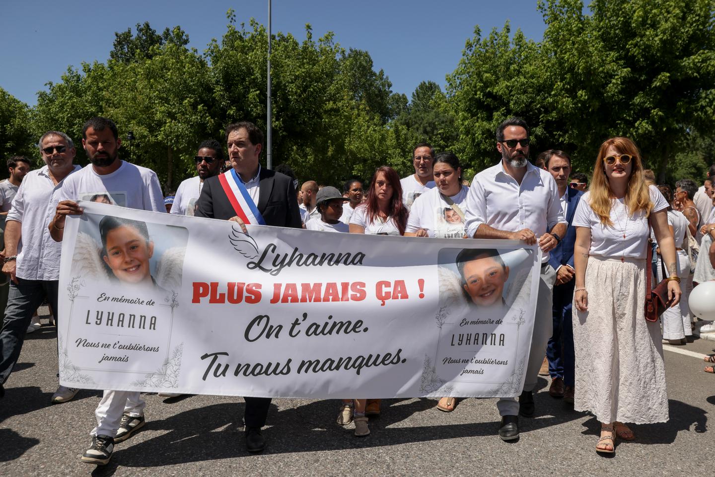 Mort de Lyhanna : les habitants de Fleurance, dans le Gers, rendent hommage  à la collégienne lors d'une marche blanche