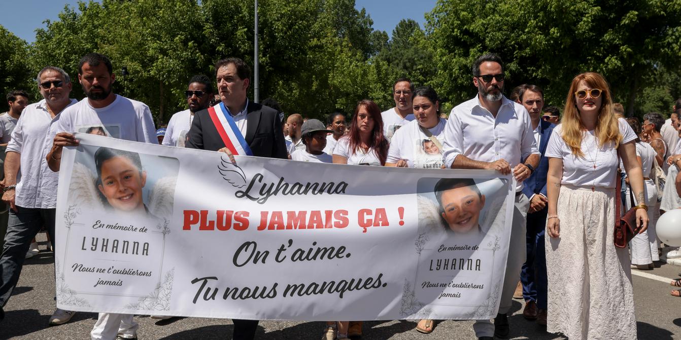 Mort de Lyhanna : les habitants de Fleurance, dans le Gers, rendent hommage  à la collégienne lors d'une marche blanche