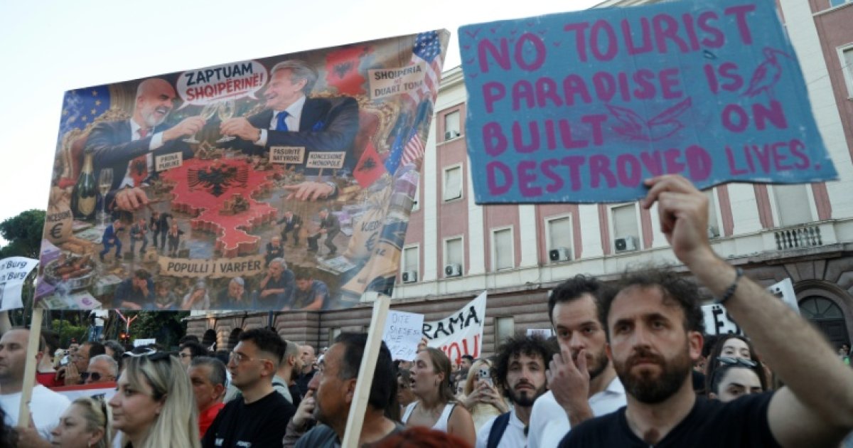 Projet immobilier Kushner : des milliers de manifestants dans les rues de  Tirana : Actualités - Orange