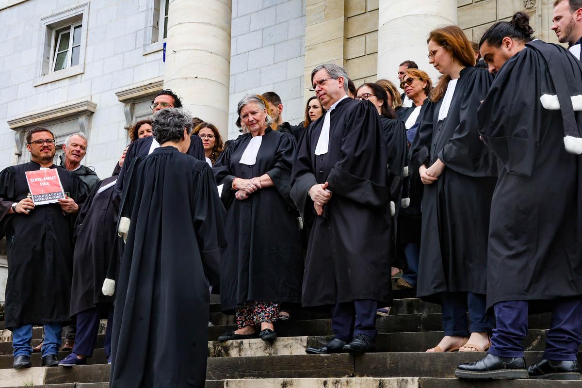 La justice mérite mieux qu'une mauvaise fiction » : les avocats de Pau  toujours mobilisés contre la réforme de Gérald Darmanin - La République des  Pyrénées.fr