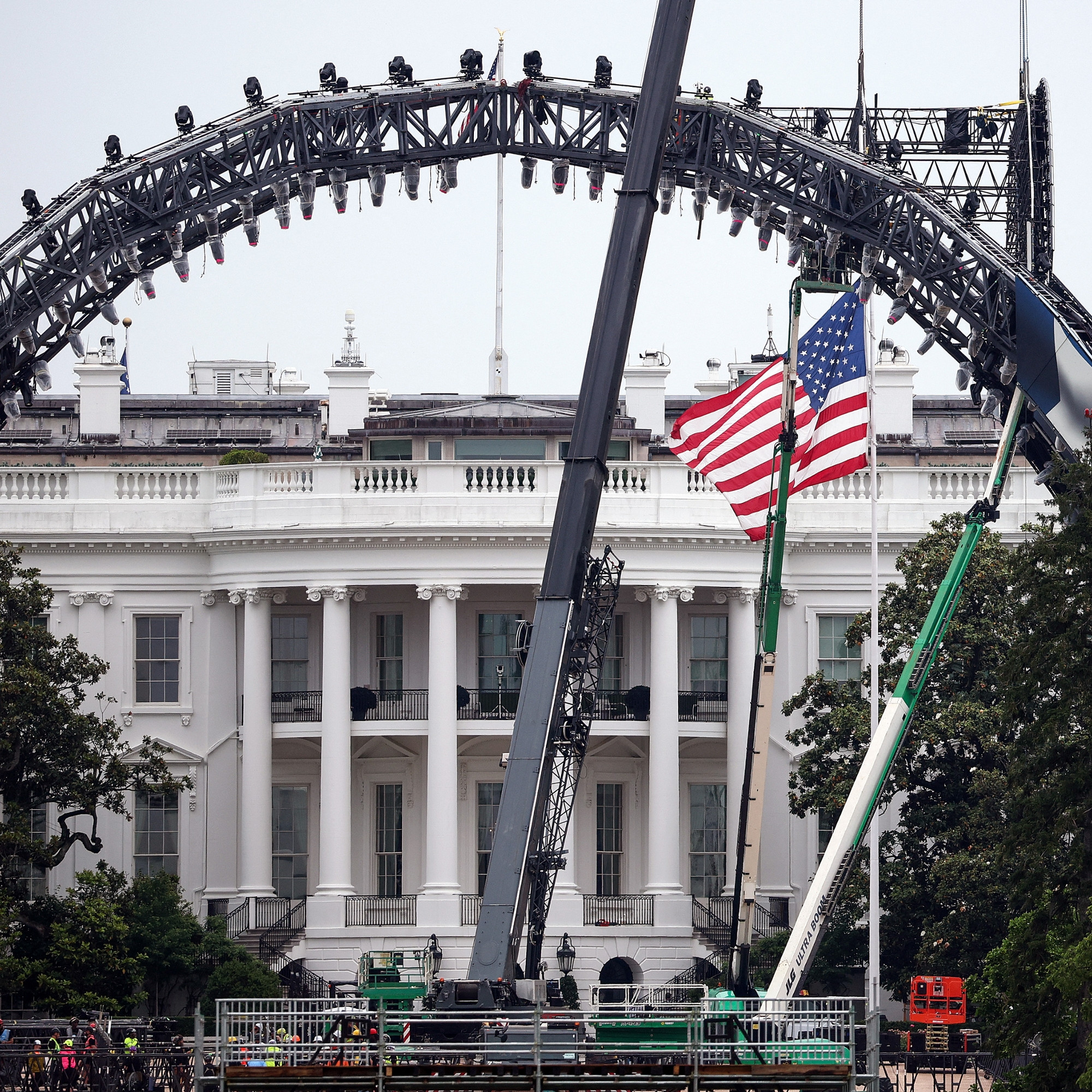 60 millions de dollars, 100.000 spectateurs, un événement "historique" : ce  que l'on sait de l'arène de MMA en cours de construction à la Maison-Blanche  pour les 80 ans de Donald Trump