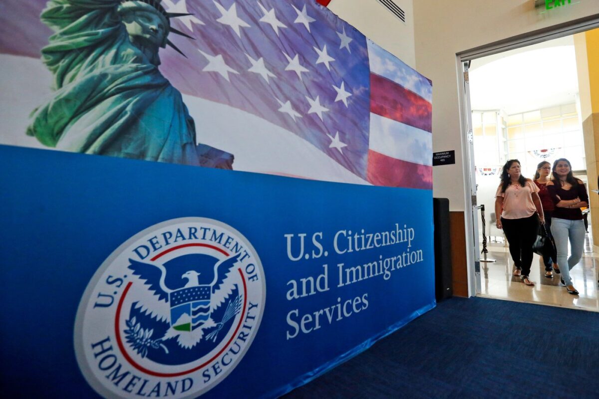 Un juge invalide les frais de 100 000 $US pour des visas de travailleurs  qualifiés | L'actualité