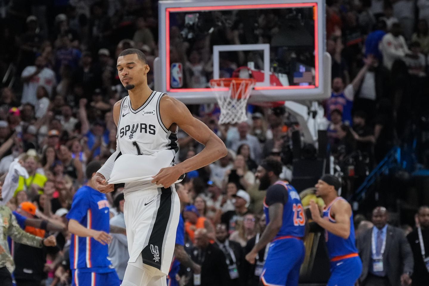 Victor Wembanyama manque le panier de la victoire, les Spurs menés deux  manches à zéro dans les finales de la NBA