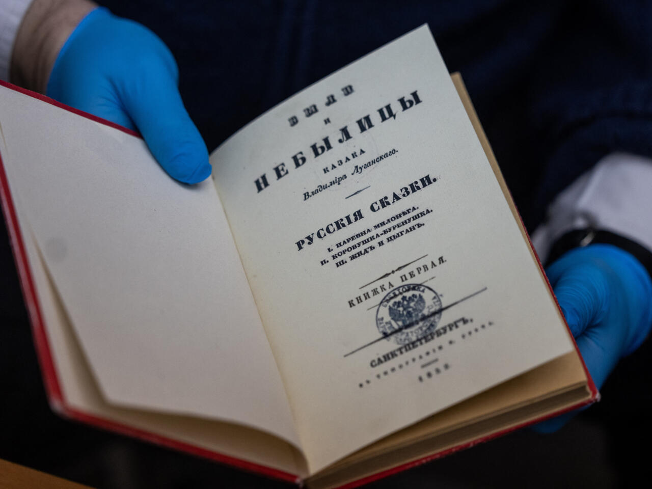 Opération Pouchkine" : sept Géorgiens jugés à Paris pour le vol de manuscrits  russes originaux - France 24