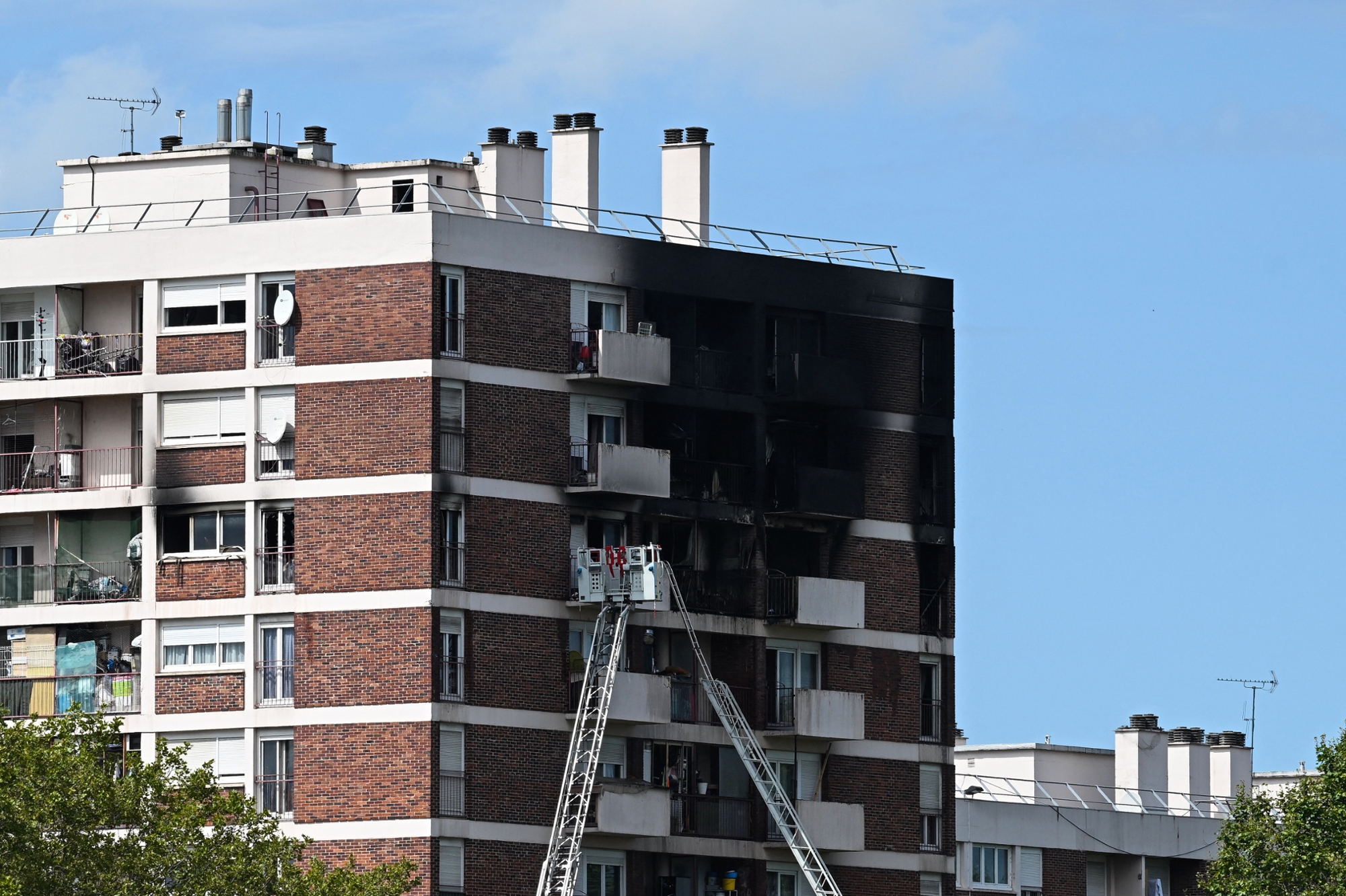 Seine-Saint-Denis : trois morts dans un incendie, dont une adolescente de 13  ans par défenestration