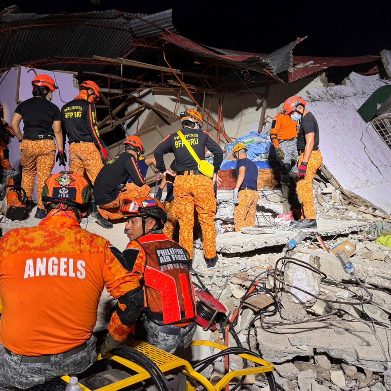 Philippines: des dizaines de morts et de nombreux blessés au lendemain d'un  séisme de magnitude 6,9 - RFI