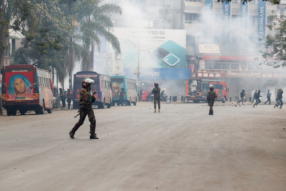 Manifestations au Kenya | La police tire des gaz lacrymogènes, des  journalistes blessés