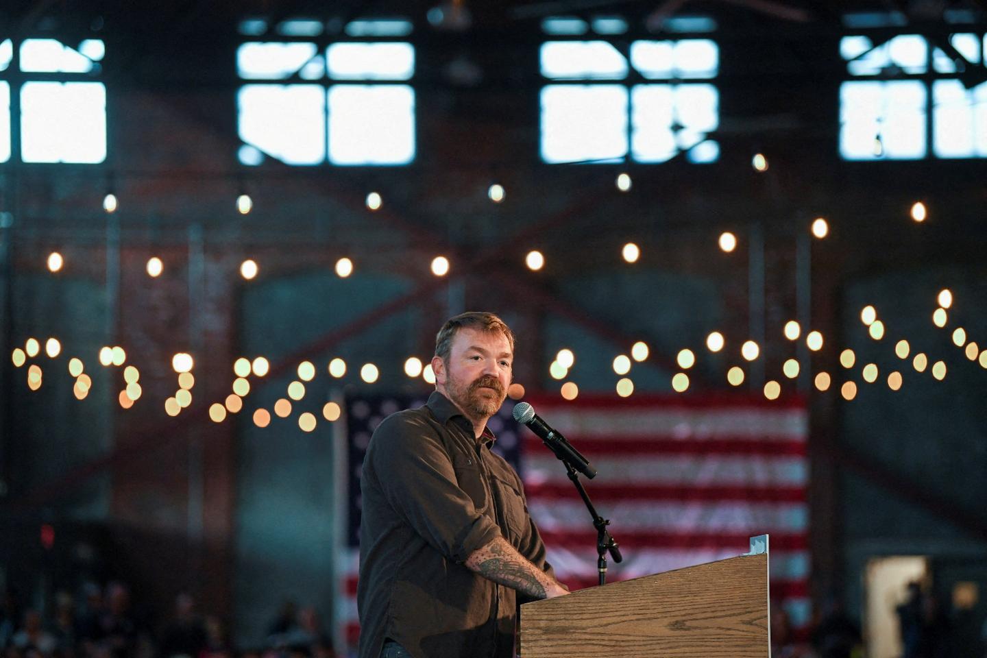 Le scandale des sextos du candidat Graham Platner menace les ambitions  démocrates pour les élections de mi-mandat aux Etats-Unis