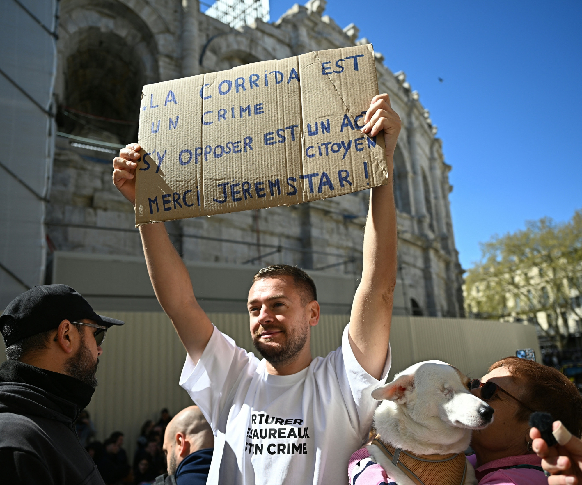 Il avait brandi une pancarte "F*ck corrida" aux arènes de Nîmes : l'influenceur  Jeremstar relaxé