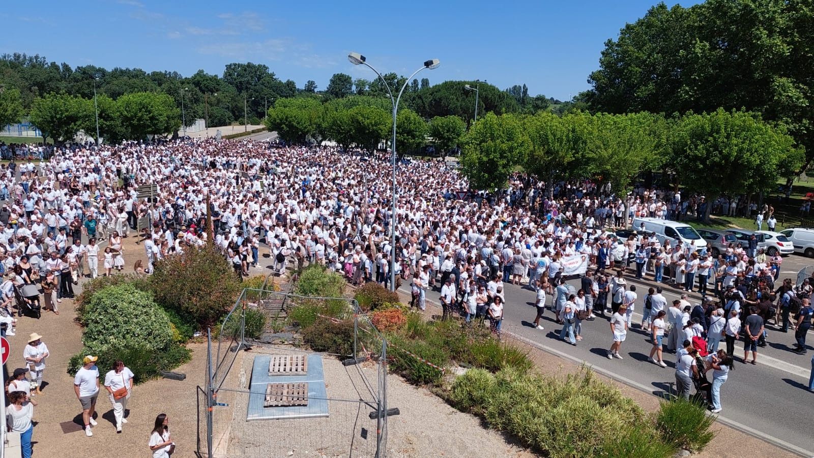 Pardon pour ce que tu as vécu, nous t'aimons" : 6.000 personnes ont  participé à la marche blanche en hommage à Lyhanna