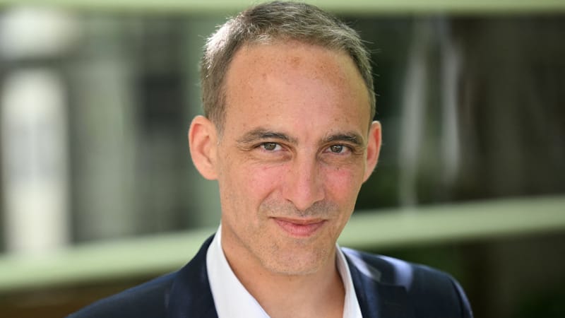 Présidentielle 2027 : Raphaël Glucksmann se donne "trois mois" pour décider  s'il sera candidat