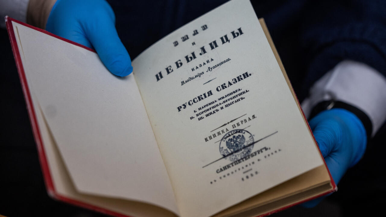 Opération Pouchkine" : sept Géorgiens jugés à Paris pour le vol de  manuscrits russes originaux - France 24