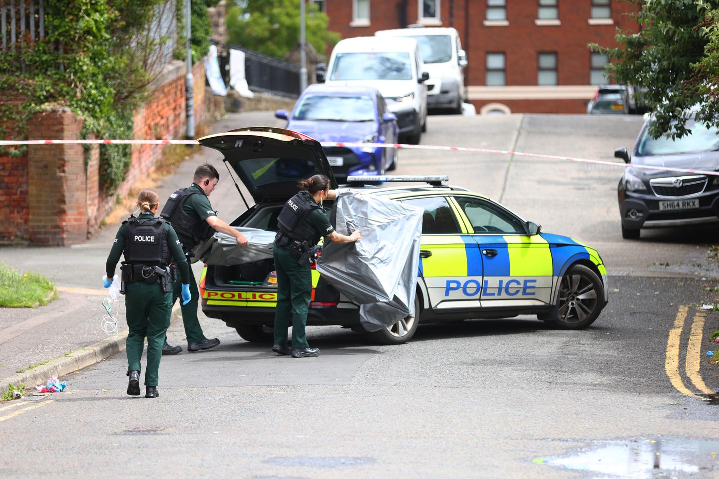 A Belfast, la police nord-irlandaise renforce sa présence après une attaque  au couteau et des appels à manifester relayés par l'extrême droite