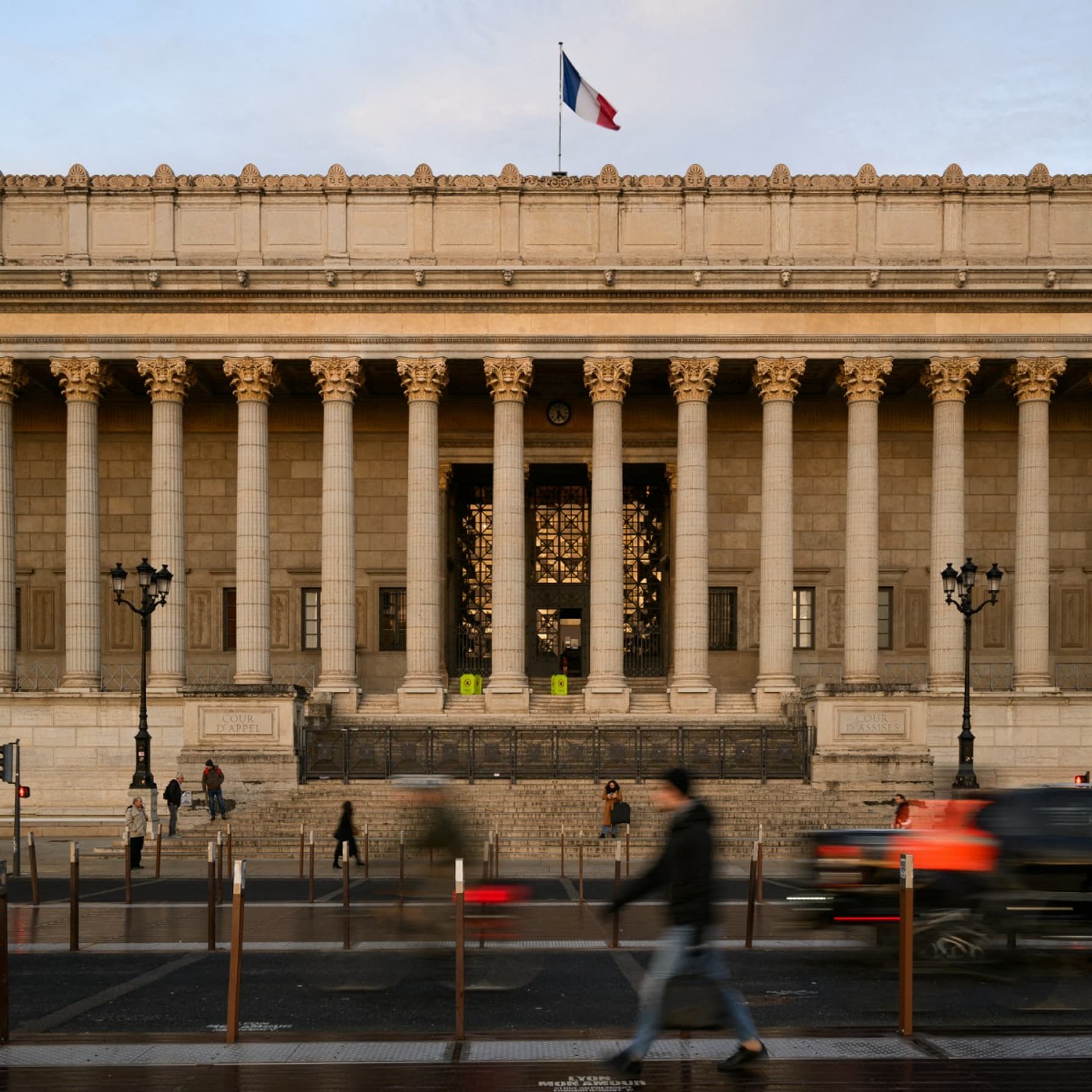 Un homme "désireux de bénéficier de l'expérience" de Dominique Pelicot, jugé  pour viol par soumission chimique à Lyon
