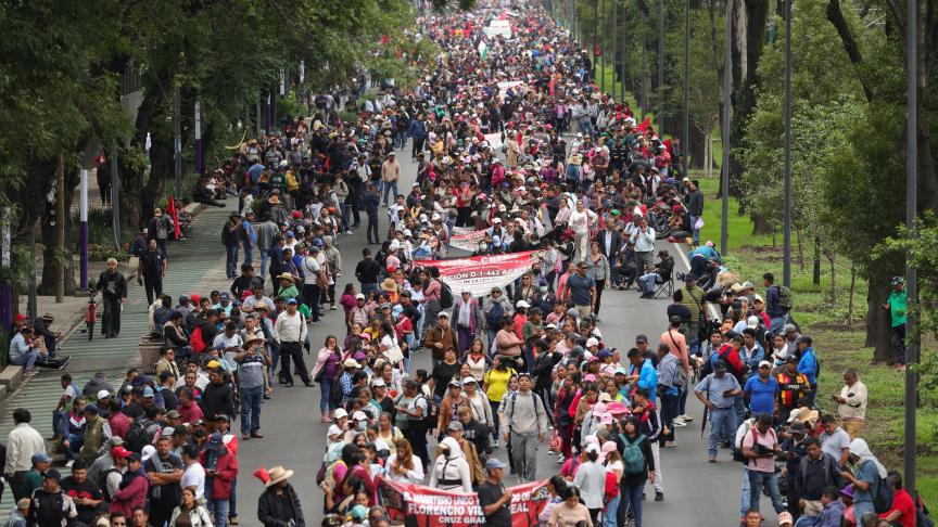 Des milliers de manifestants bloquent l'accès au stade du match d'ouverture  de la Coupe du monde à Mexico (photos) - Le Soir