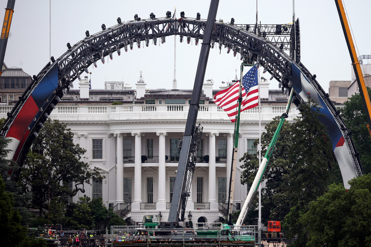 Peut-être nous ne la démonterons jamais" : Donald Trump compare l'arène de  MMA de la Maison-Blanche à la Tour Eiffel et affirme qu'elle pourrait être  permanente