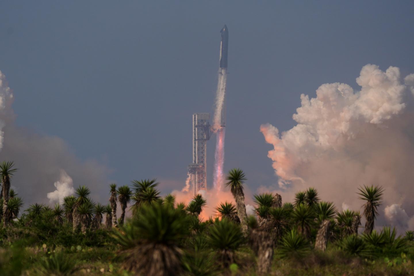 La fusée Starship de troisième génération achève un premier vol d'essai  imparfait