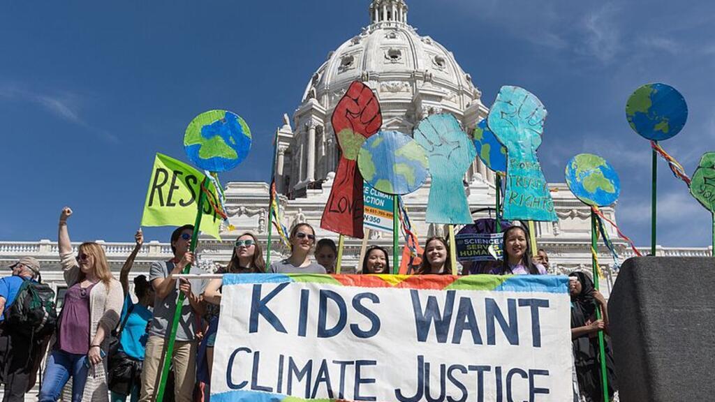 Les procès climatiques, un levier de pression efficace pour infléchir la  politique des États? - RFI
