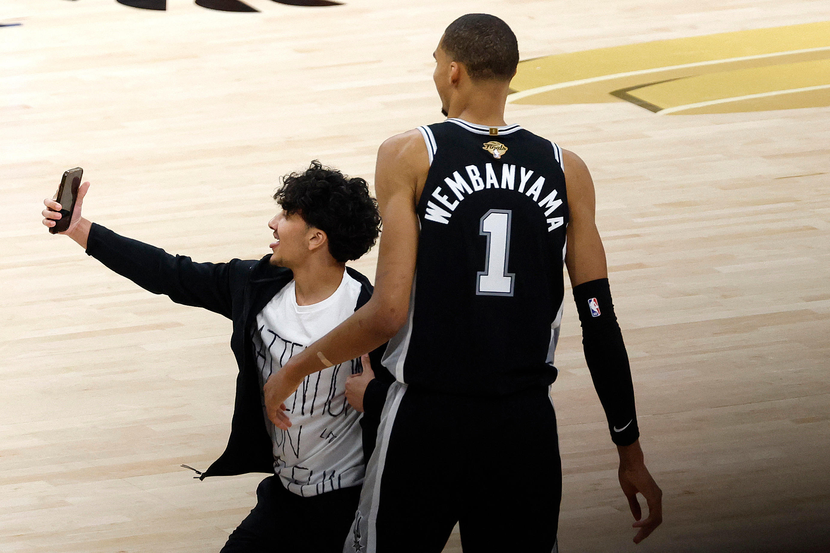 J'ai été mauvais » : Victor Wembanyama à bout de souffle et les Spurs  perdent la première manche des finales NBA face à New York - Le Parisien