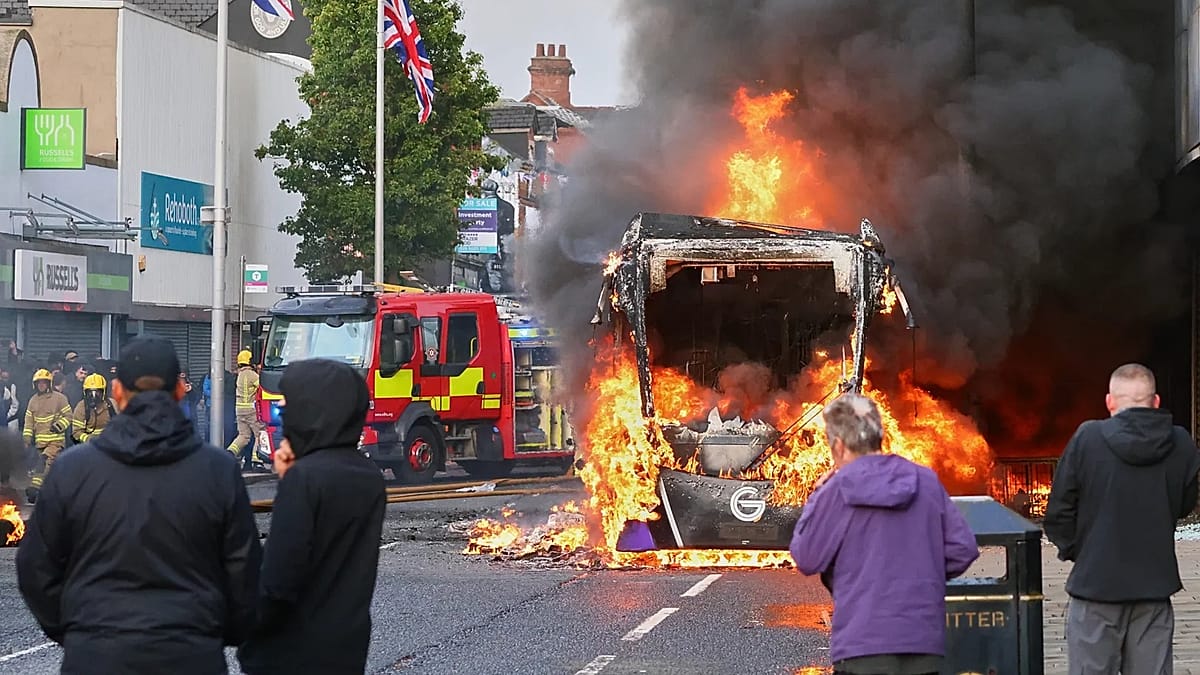 Vidéo. Voitures incendiées lors de heurts à Belfast après une attaque |  Euronews