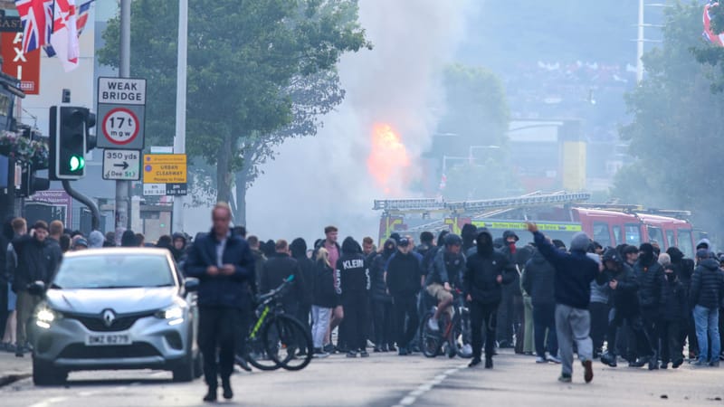 Attaque au couteau à Belfast : véhicules en feu, plusieurs axes bloqués par  des manifestants