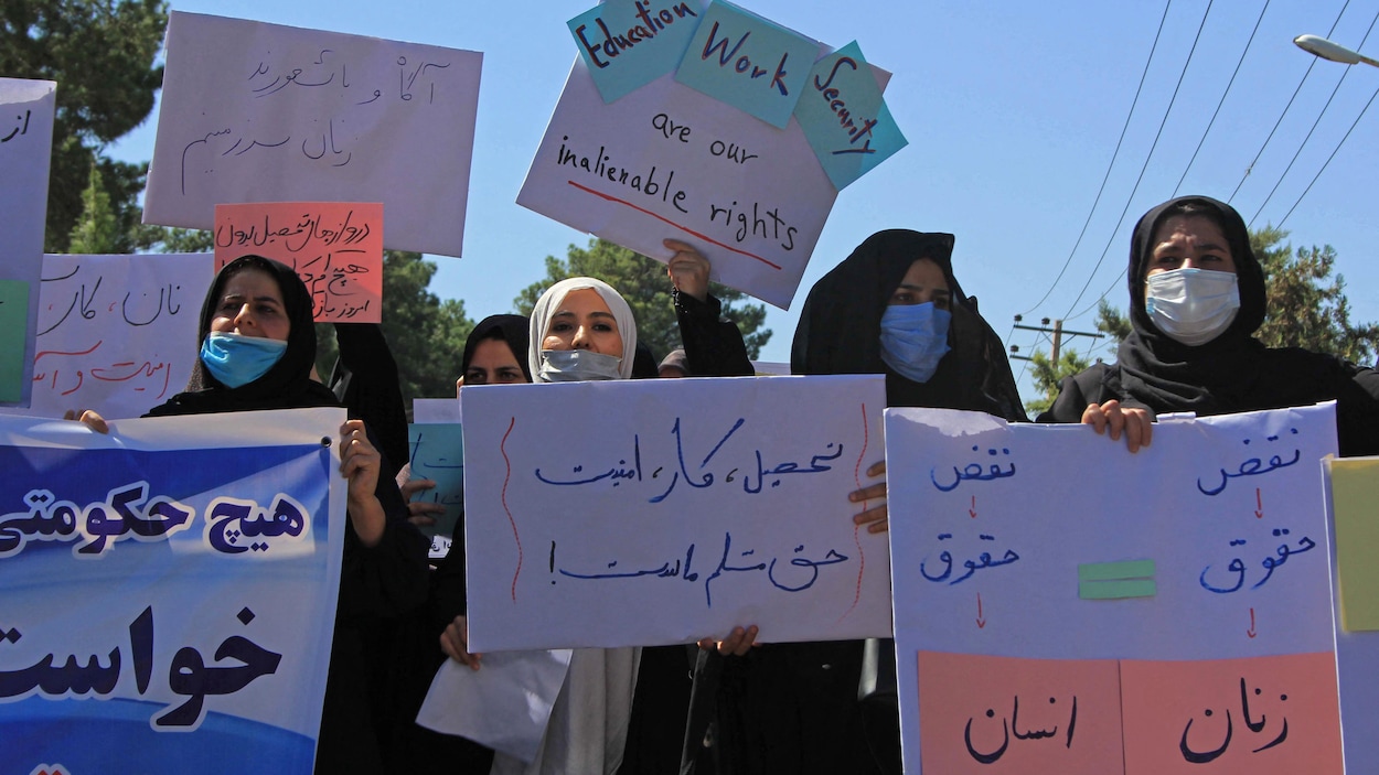 Des femmes manifestent pour leurs droits en Afghanistan | Radio-Canada