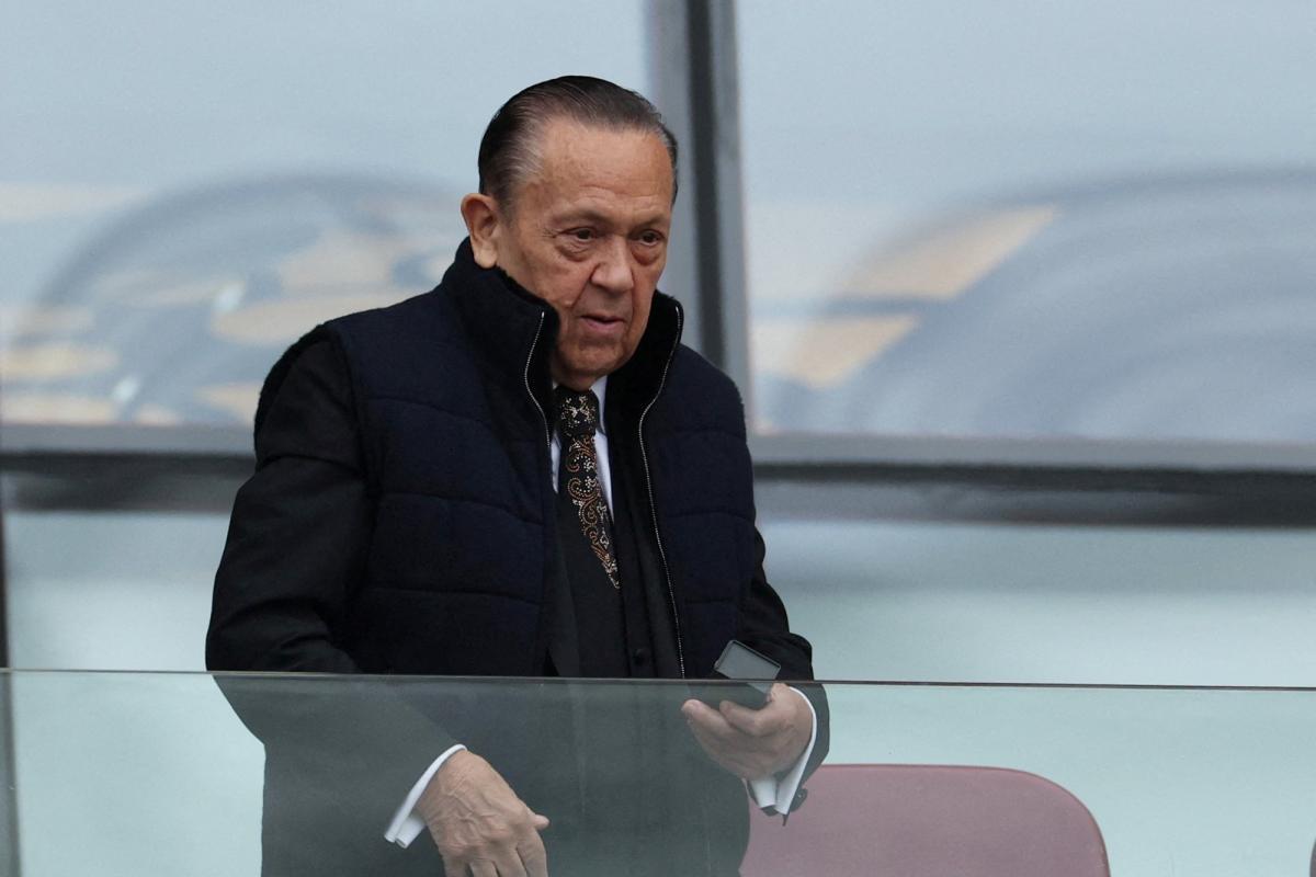 Seize ans après son arrivée à la tête de West Ham, David Sullivan annonce  qu'il va être visé par des « allégations mensongères » et quitte le club
