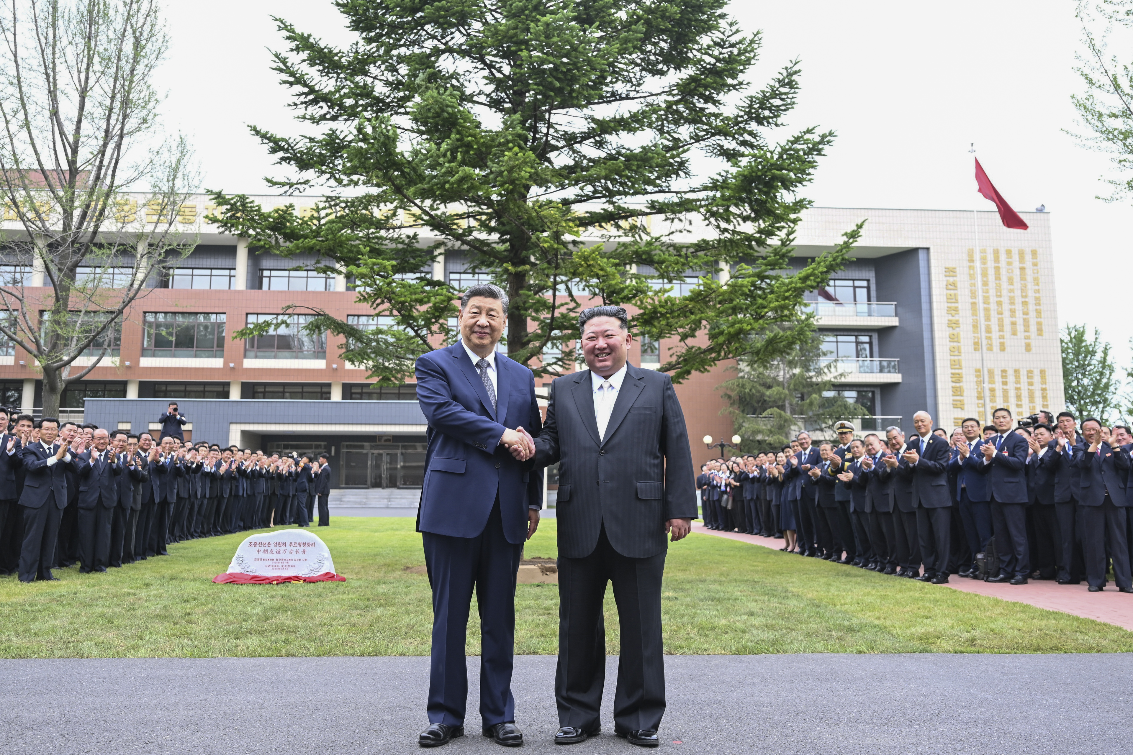 Kim Jong Un et Xi Jinping ont convenu d'étendre la coopération dans les  domaines politique, économique et culturel, lors de la rencontre de  Pyongyang.