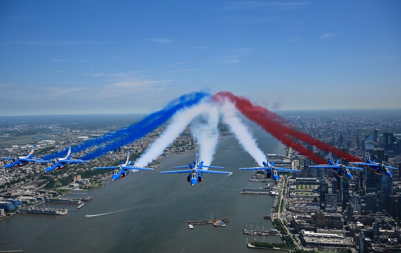 La Patrouille de France survole la Statue de la Liberté à New York