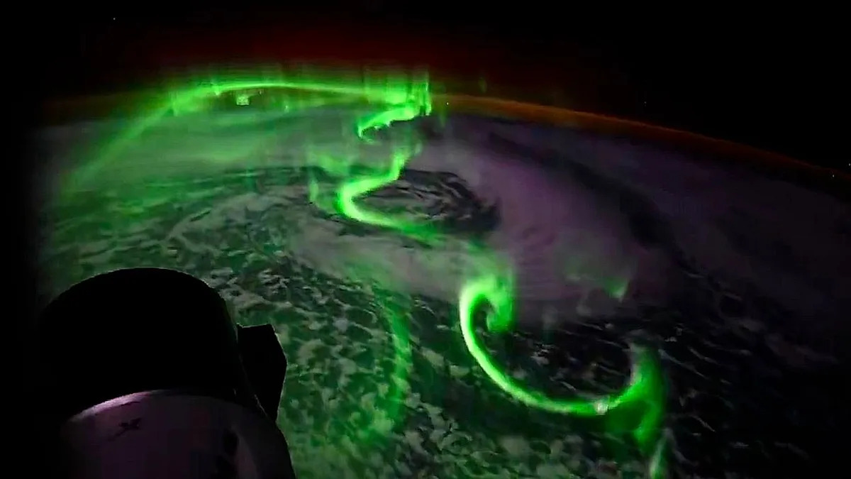 Une astronaute filme une aurore australe spectaculaire depuis l'espace -  Yahoo Actualités France