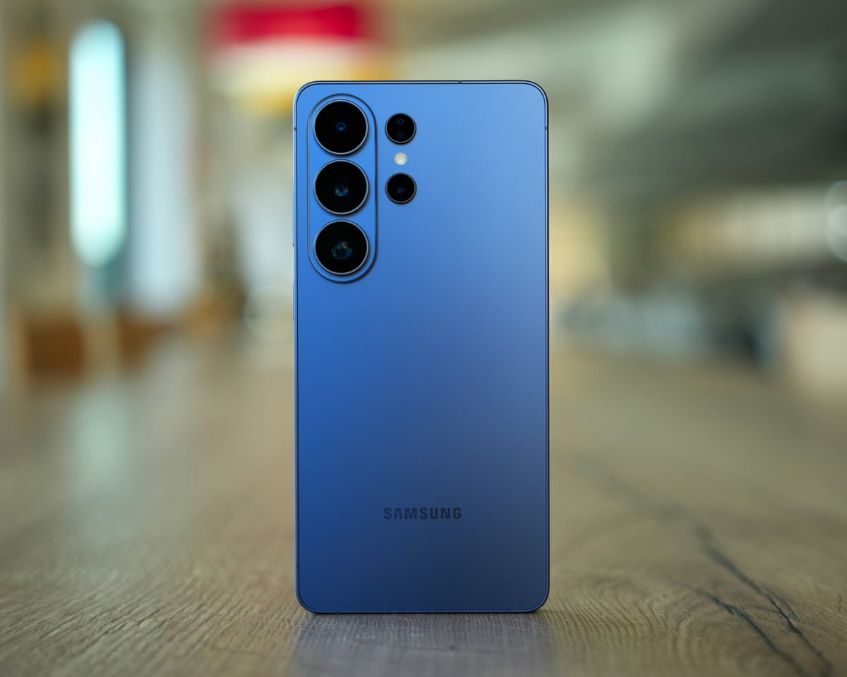 Samsung Galaxy S26 Ultra review: its huge screen blocks shoulder surfers  from spying on you | Samsung | The Guardian