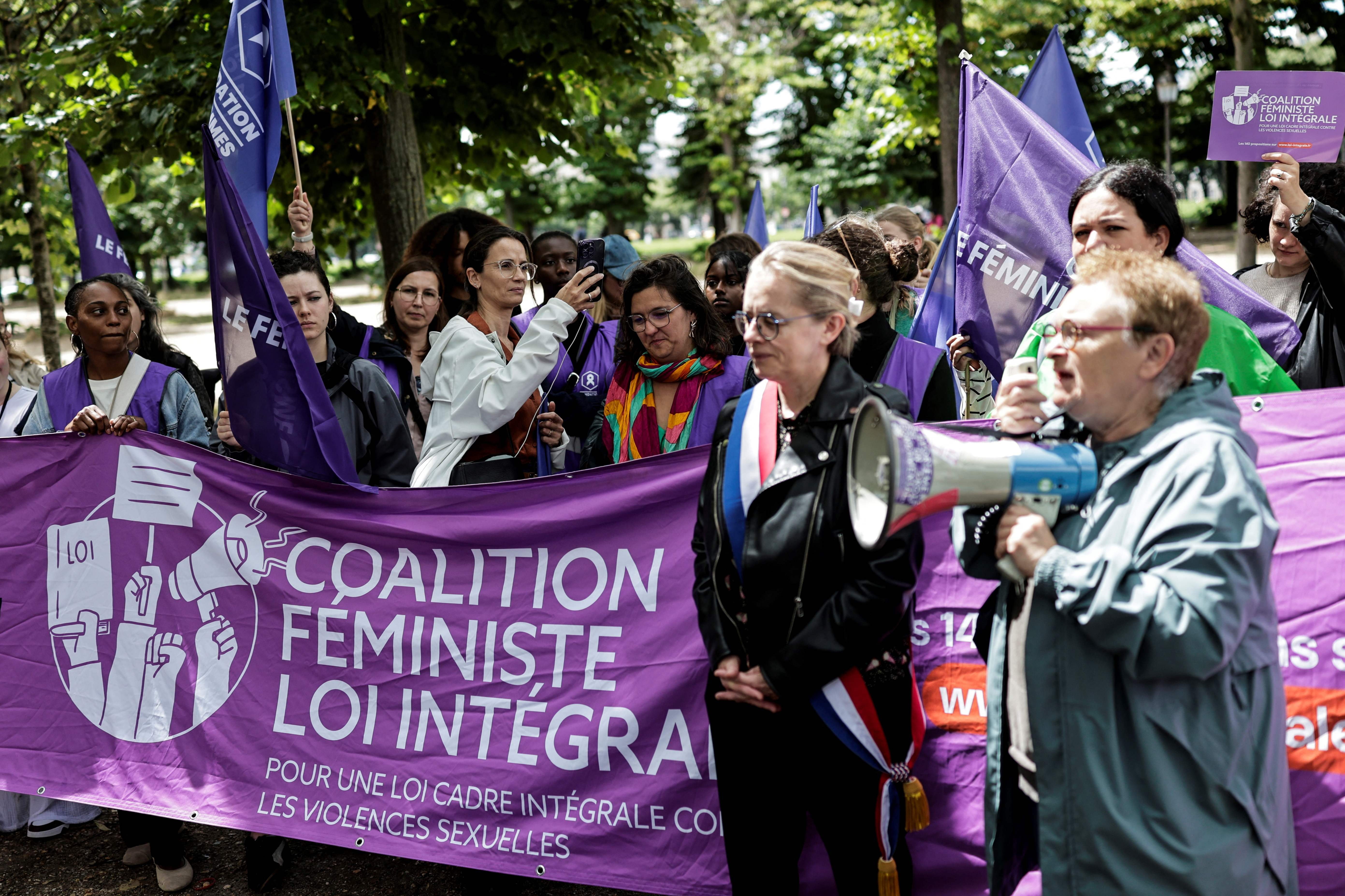 Devant l'Assemblée, des militantes veulent accélérer l'examen d'une loi-cadre  contre les violences faites aux femmes et aux enfants – Libération