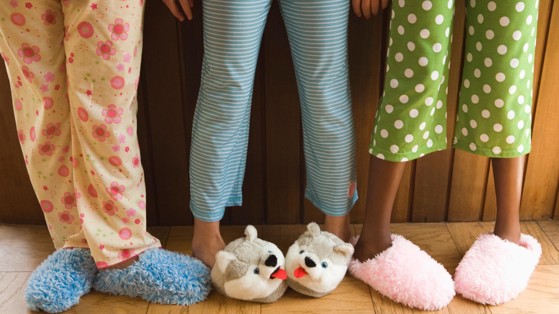 Ce qu'il faut dire à ses enfants avant une « soirée pyjama », sans tomber  dans la paranoïa