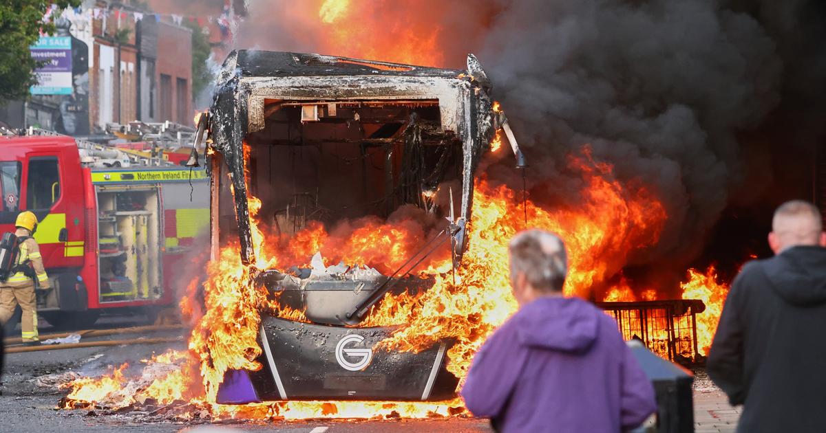 Véhicules en feu et routes bloquées à Belfast lors de manifestations anti-immigrés  | RTS