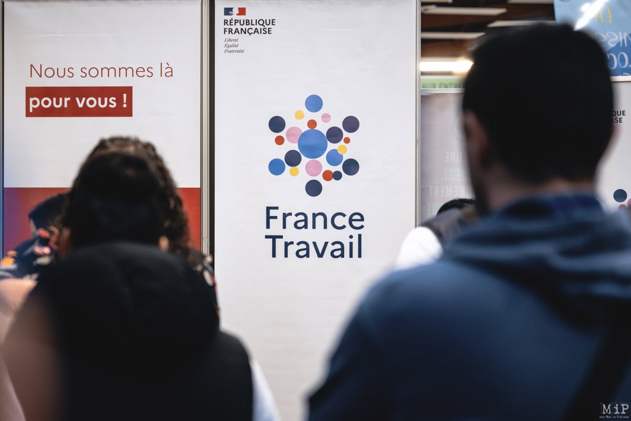 Intelligence artificielle à France Travail : et si des robots répondaient  aux demandeurs d'emploi ?
