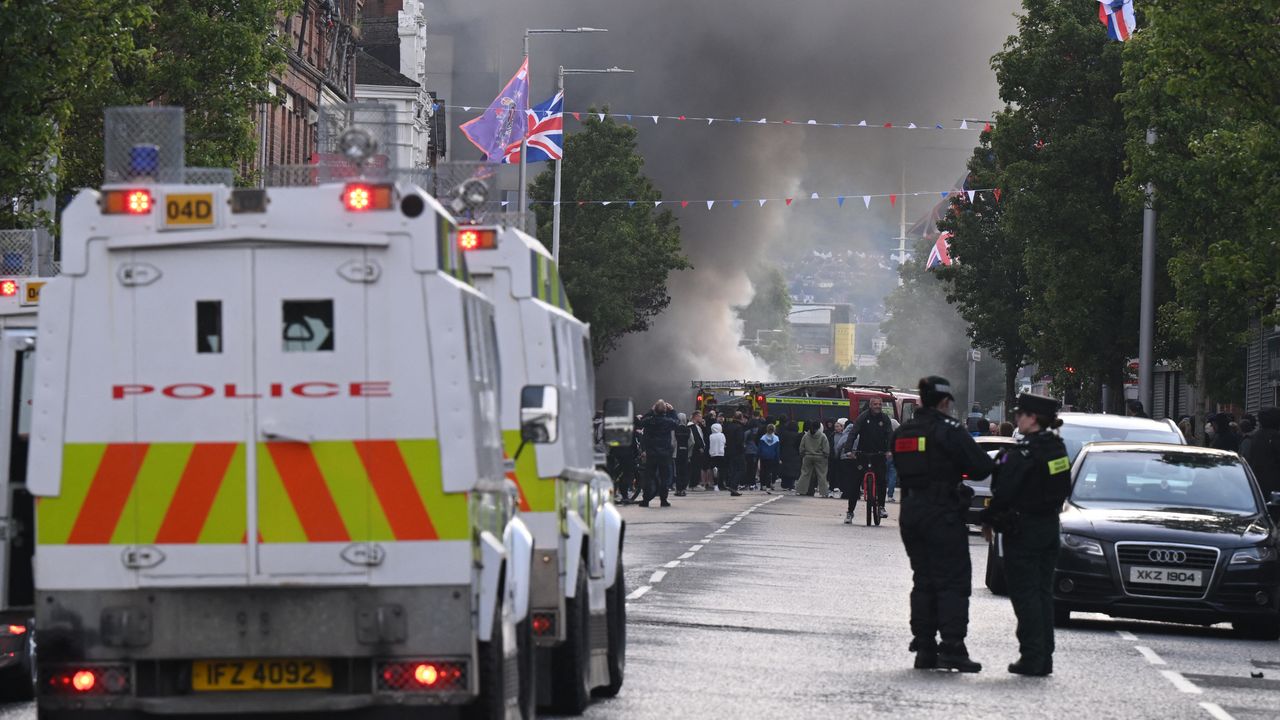 Irlande du Nord : habitations incendiées, routes bloquées... de fortes  tensions après une attaque au couteau à Belfast | TF1 Info