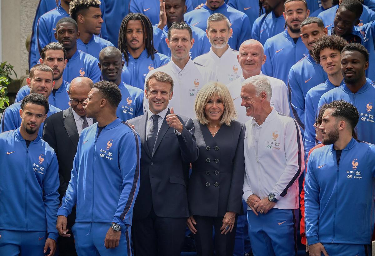 Il n'y a pas d'effet Coupe du monde sur la cote présidentielle » : après  2018 et 2022, Emmanuel Macron espère vivre une troisième finale avec les  Bleus