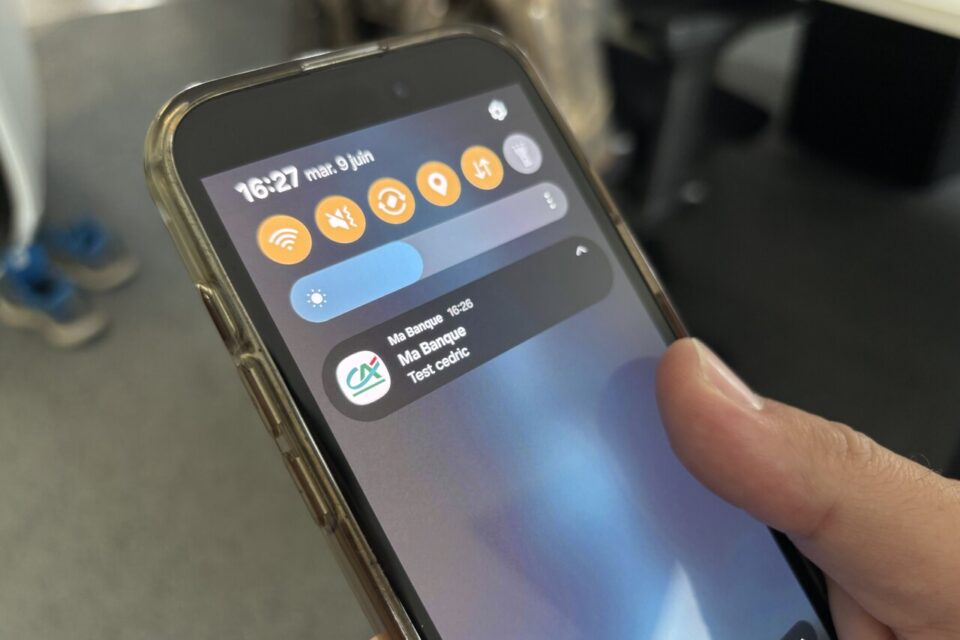 Test Cédric" : le Crédit agricole envoie une notification très étrange à  ses clients, l'appli totalement en panne