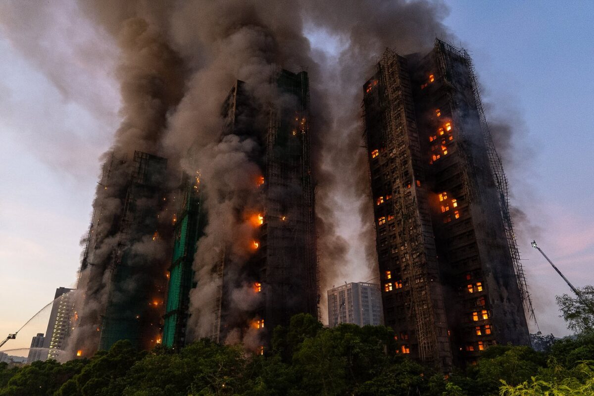Hong Kong accuse 7 personnes et 2 entreprises après l'incendie qui a fait  168 morts | L'actualité