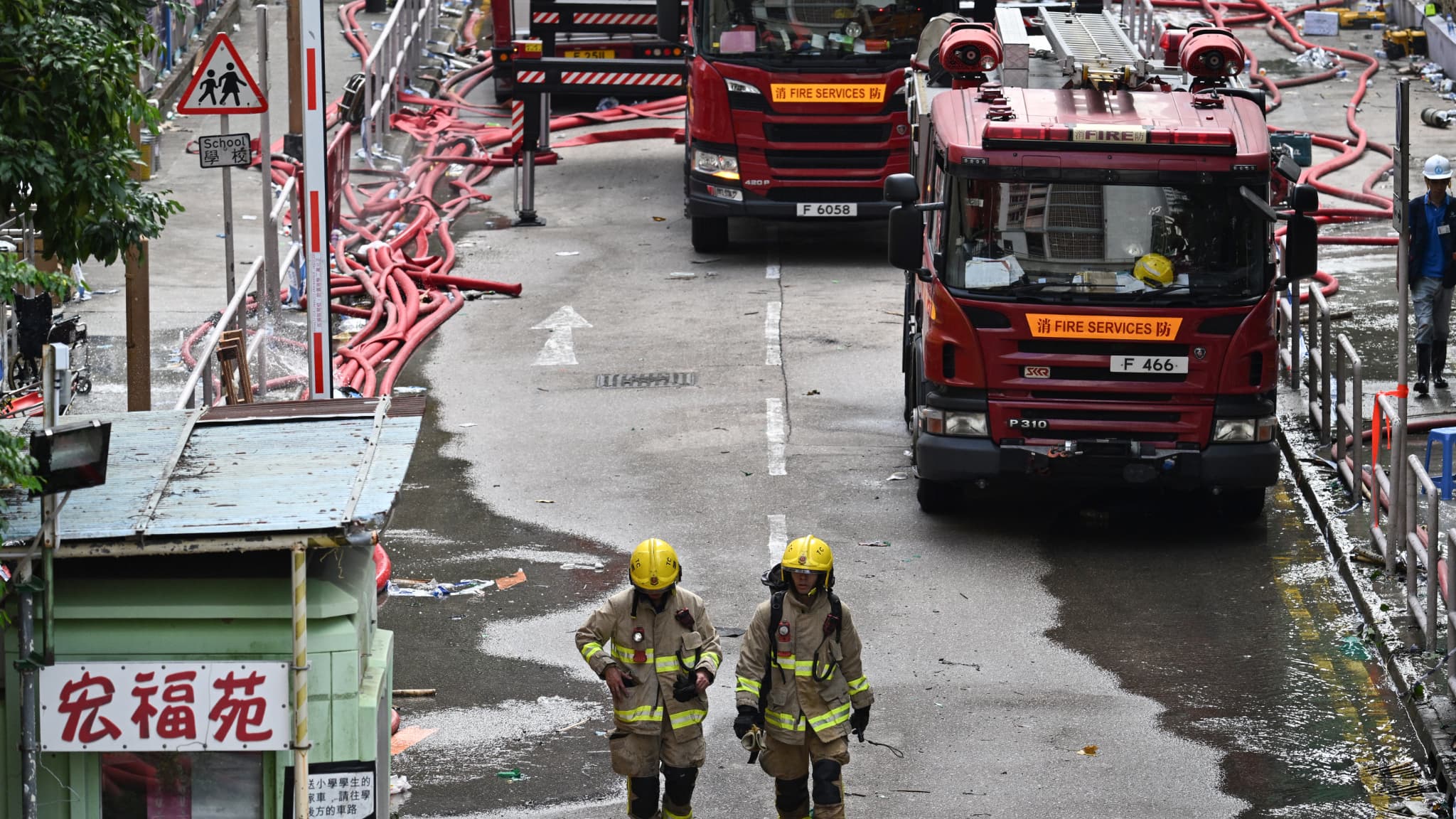 Incendie meurtrier à Hong Kong: sept personnes et deux entreprises  inculpées après le feu qui avait fait 168 morts