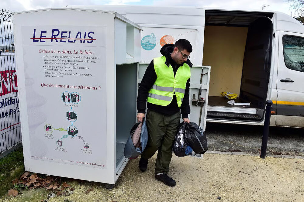 Le Relais (Emmaüs) supprime emplois et collectes textile face à la  situation du secteur - FashionNetwork France